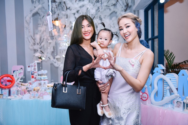 
Trong buổi tiệc, ngoài sự tham gia của người thân, bạn bè, Maya rất hạnh phúc khi nhiều đồng nghiệp như: người mẫu Thái Hà, Kim Dung… đã sắp xếp thời gian để đến mừng tuổi mới bé Bồ Câu.
