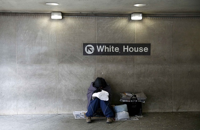 Người vô gia cư ngồi trong một ga tàu điện ngầm gần Nhà Trắng ở Washington, Mỹ