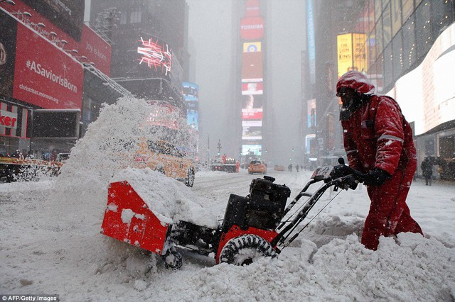 
Công nhân dọn tuyết tại quảng trường Thời đại ở New York.
