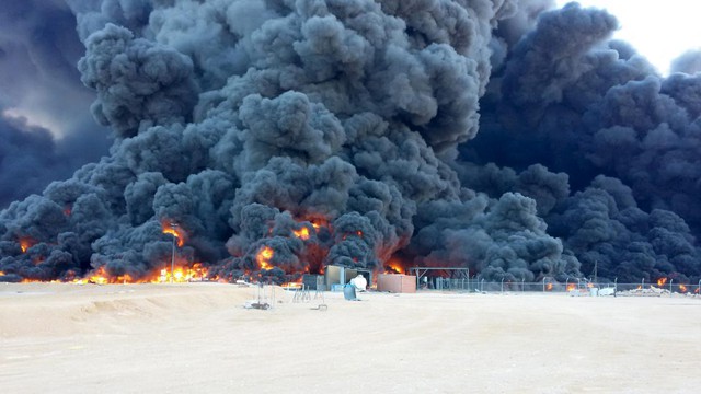 Khói đen bốc lên nghi ngút từ đám cháy tại bể chứa dầu ở cảng Ras Lanuf, Libya.