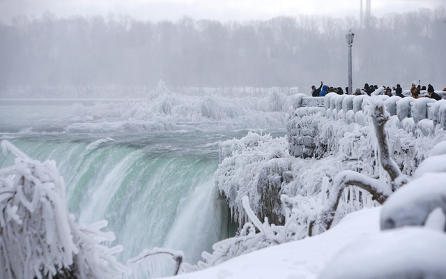 Du khách chụp ảnh tại thác nước nổi tiếng Niagara ở thành phố Ontario, Canada.