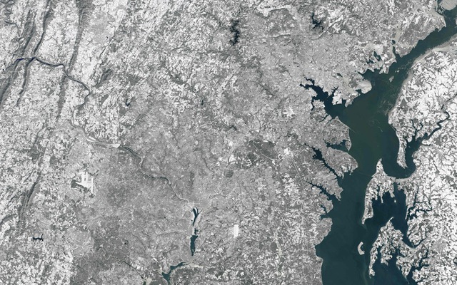 Hình ảnh chụp từ vệ tinh cho thấy tuyết phủ trắng bang Virginia, Maryland và Washington, Mỹ.