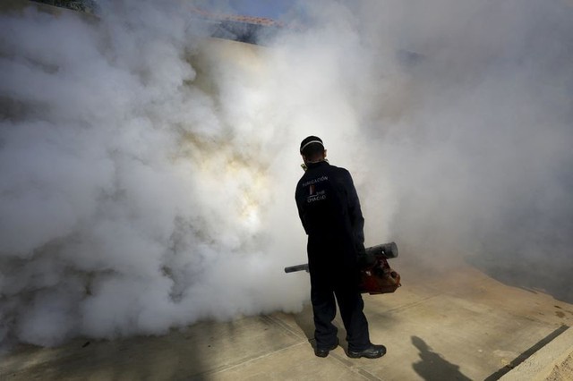 Một nhân viên đang phun thuốc diệt muỗi để phòng ngừa sự lây lan của virus Zika ở Caracas, Venezuela.