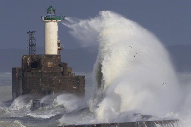 Sóng lớn đánh vào ngọn hải đăng ở Boulogne-sur-Mer, miền bắc nước Pháp.