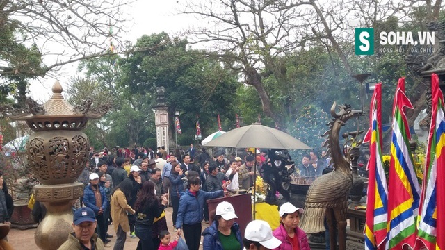 
Còn 10 ngày nữa mới diễn ra lễ hội khai ấn đền Trần nhưng ngay từ ngày 11/2 đã có rất đông du khách đổ dồn về đây.
