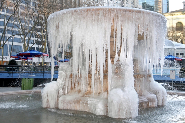 Nước đóng băng trên đài phun nước trong công viên Bryant ở thành phố New York, Mỹ.