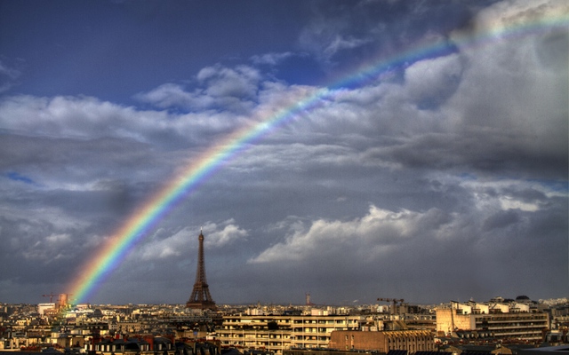
Cầu vồng xuất hiện trên tháp Eiffel và thành phố Paris, Pháp.
