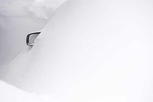 Chiếc ô tô bị tuyết phủ kín sau trận bão tuyết cuối mùa khiến thủ đô Ottawa của Canada ngập trong lượng tuyết kỷ lục.