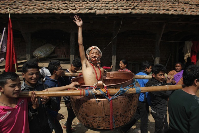 Một người theo đạo Hindu tham gia nghi lễ truyền thống tại lễ hội Swasthani Bratakatha ở Lalitpur, Nepal.