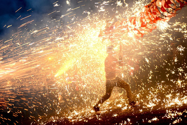 Người dân tộc Miao đón mừng lễ hội đèn lồng bằng pháo hoa ở Taijiang, Quý Châu, Trung Quốc.