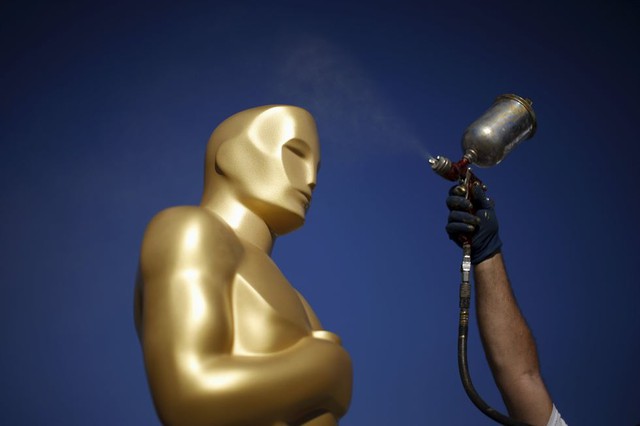 Công nhân đang sơn một bức tượng Oscar bên ngoài nhà hát Dolby ở Los Angeles để chuẩn bị cho lễ trao giải Oscar danh giá lần thứ 88.