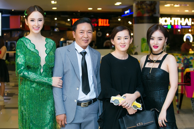 
Không lẻ loi tỏa sáng trên thảm đỏ, Angela Phương Trinh còn đưa bố, mẹ, em gái đến để chuẩn bị thưởng thức vai diễn đánh dấu sự trở lại của mình với lĩnh vực phim điện ảnh.
