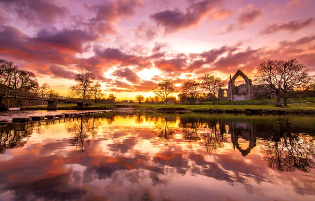 Khung cảnh hoàng hôn tuyệt đẹp trên sông Wharfe ở Bolton Abbey, Anh.