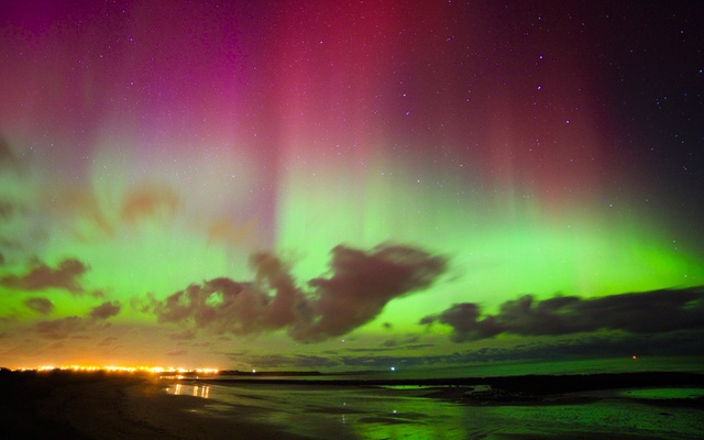 Bắc cực quang tuyệt đẹp trên bầu trời phía đông bờ biển Seahouses, Northumberland, Anh.