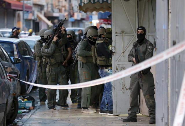 Lực lượng an ninh Israel lục soát tại hiện trường sau một vụ xả súng ở thành phố Jerusalem.