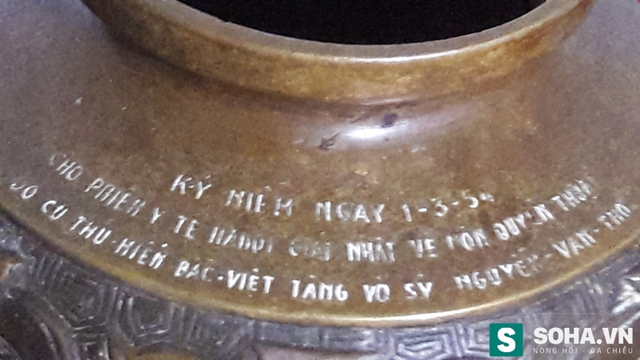 Trên cúp ghi cụ thủ hiến Bắc Việt tặng võ sĩ Nguyễn Văn Thơ