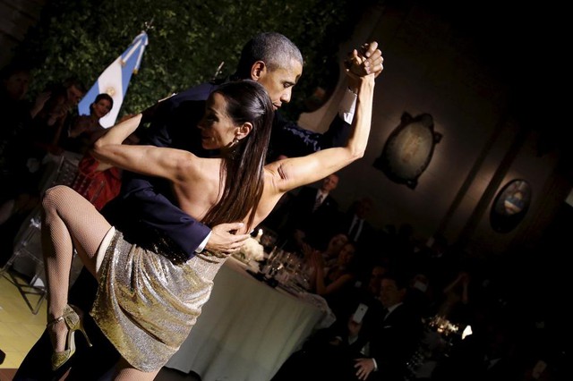 Tổng thống Mỹ Barack Obama nhảy tango với vũ công trong chuyến thăm tới Buenos Aires, Argentina.