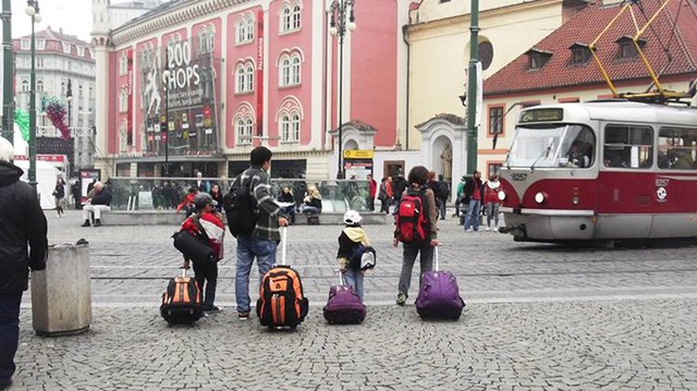 Bức ảnh chụp tại Tiệp Khắc, suốt hành trình một tháng đi qua 6 nước, hai anh em Thiên Anh – Thiên Ân đều tự mang hành lý của mình.