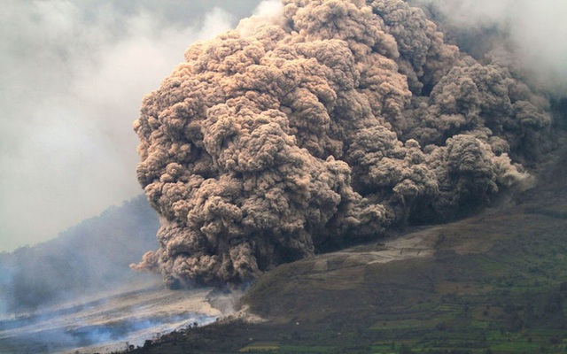 
Tháng 6/2015, núi lửa Sinabung tại Indonesia phun trào khiến cuộc sống của hàng nghìn người dân địa phương bị ảnh hưởng.
