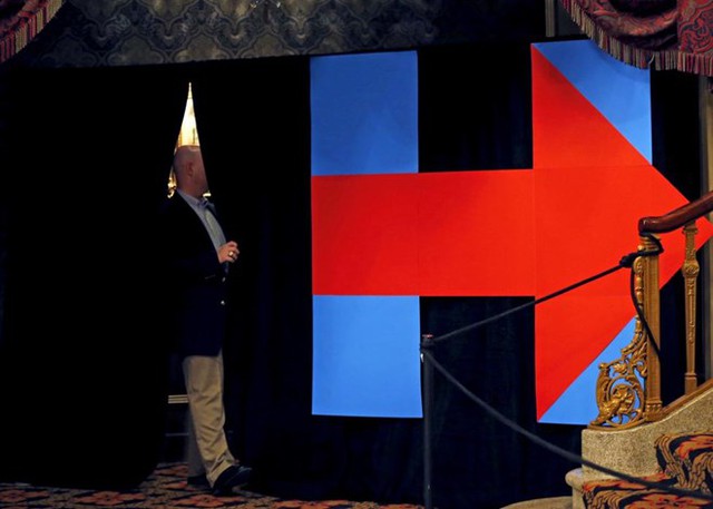 Một mật vụ khác kiểm tra khu vực phía sau sân khấu trước khi bà Clinton lên phát biểu.