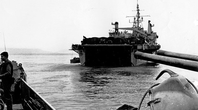 
Lực lượng đổ bộ đường biển bao gồm các tàu chỉ huy USS Mount McKinley, tàu vận tải USS Henrico, tàu chở hàng USS Union, tàu vận tải đổ bộ có đà tàu USS Vancouver. (USMC).
