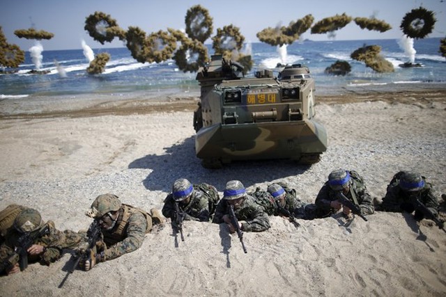 
Qua nhiều năm, cuộc tập trận “Đại bàng non” được duy trì như một biện pháp huấn luyện binh sĩ nghiêm túc và khắc nghiệt.
