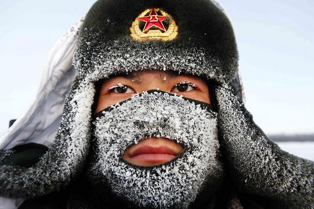 
Một binh sĩ Trung Quốc canh gác gần biên giới Nga-Trung ở tỉnh Hắc Long Giang. Ảnh: Reuters

