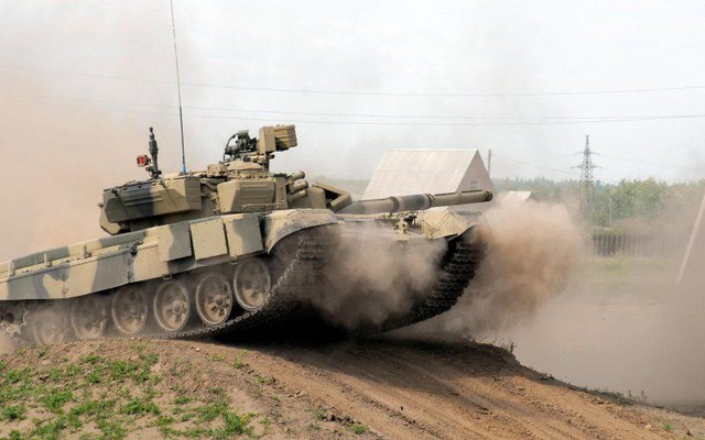 
Xe tăng T-90 của Nga thực hành cơ động.
