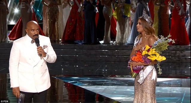 
Hoa hậu Colombia lặng người khi nghe thông báo của MC về sai lầm người chiến thắng.

