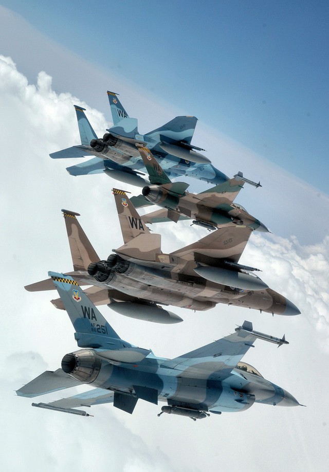 
Hình ảnh các máy bay chiến đấu của Không quân Mỹ sử dụng màu sơn ngụy trang và số hiệu của Không quân Nga trong chương trình huấn luyện tác chiến cho phi công Mỹ.

