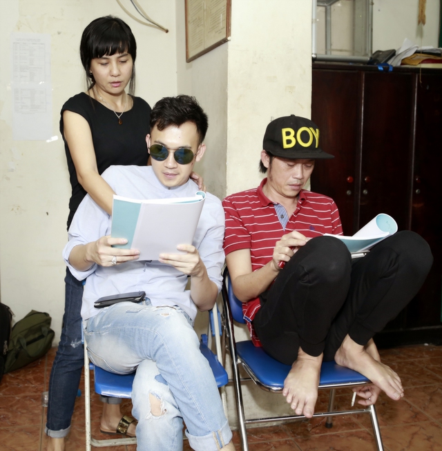 
Ở buổi tập thứ hai, em trai của Hoài Linh là Dương Triệu Vũ cũng bắt đầu tập kịch bản.
