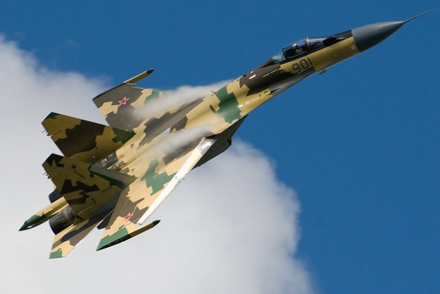 
Chiến đấu cơ Su-35 của Không quân Nga, đây là một trong những chiếc máy bay thử nghiệm đầu tiên loại này.

Nó sử dụng màu sơn kết hợp giữa vàng đất và xanh lục. Nhìn qua thì màu sơn này chẳng ăn nhập với nền trời, nó có vẻ thích hợp để ngụy trang dưới mặt đất hơn.
