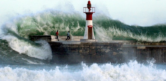 
Sóng nuốt chửng 2 người đàn ông tại vịnh cảng Kalk, Cape Town, Bắc Phi ngày 27/08/2005
