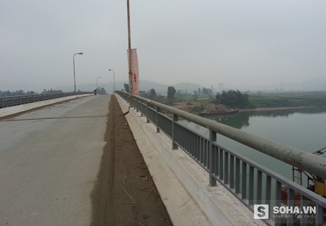 Cầu Nam Đàn, nơi phát hiện chiếc xe máy của Đức ngã ở lòng cầu, cách mép lan can khoảng 50cm. (lan can cầu cao khoảng 1,2m).