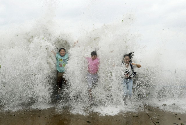 
Chan-hom là một trong những cơn bão mạnh nhất tấn công vào miền Đông Trung Quốc vào ngày 12 tháng 7 năm 2015 phải sơ tán hơn một triệu người khỏi khu vực nguy hiểm
