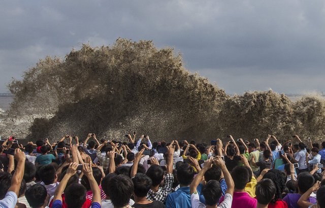 
Khách du lịch chụp những bức ảnh về sóng thủy triều tại Usagi, Hangzhou, Trung Quốc ngày 22/09/2013

 
