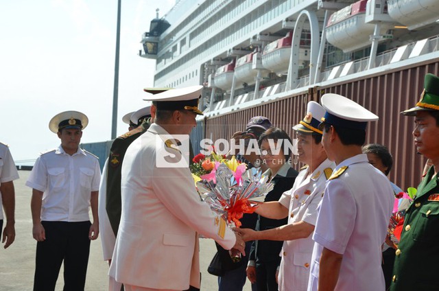 
Đại diện Hải quân Việt Nam tặng hoa cho chỉ huy Liên đội tàu Hải quân Nga.
