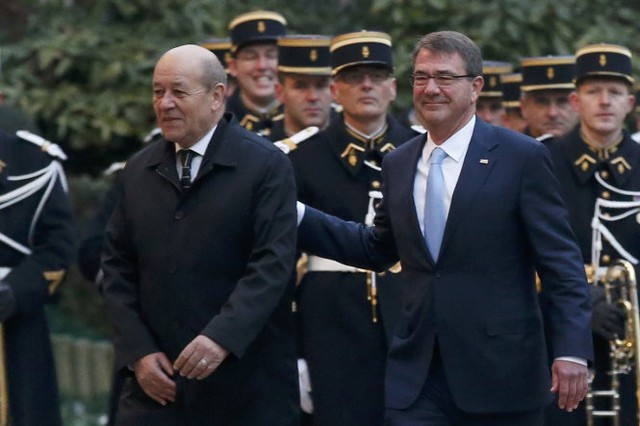 
Bộ trưởng Ashton Carter (phải) và Bộ trưởng Quốc phòng Pháp Jean-Yves Le Drian chuẩn bị cuộc họp bàn chống IS tại Paris hồi tháng 1-2016 - Ảnh: Reuters.
