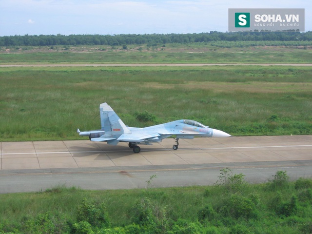 
Chiếc Su-27 đang trên đường lăn ra dẫn ra đường băng để cất cánh. Ảnh: Đoàn Hoài Trung.
