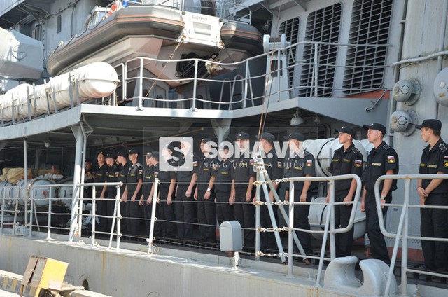 
Các thủy thủ trên tàu Hải quân Nga.
