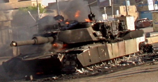
Một chiếc xe tăng M1A2 hiện đại của Mỹ bị phá hủy ở Iraq.
