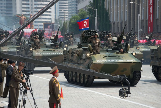
Hình ảnh cuộc duyệt binh của Triều Tiên ngày 10/10/2015. Trước đó hơn 1 tháng, Trung Quốc cũng tổ chức duyệt binh quy mô lớn trên quảng trường Thiên An Môn ngày 3/9. Ảnh: AFP
