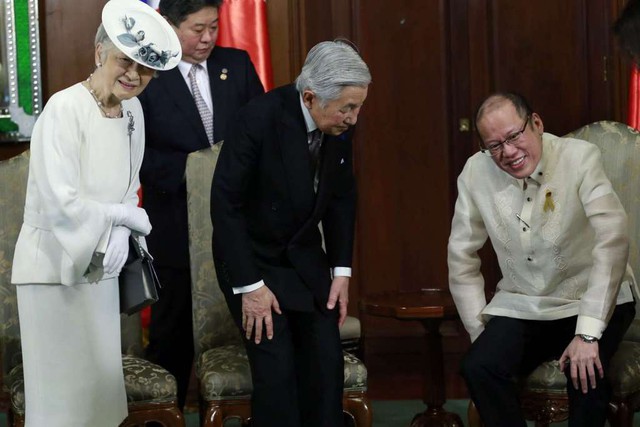 
Tổng thống Philippines Benigno Aquino (phải) đón tiếp Nhật Hoàng và Hoàng hậu ngày 27/1. Ảnh: AFP
