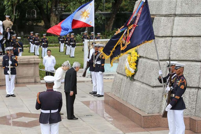 
Nhật Hoàng Akihito and Hoàng hậu Michiko đặt vòng hoa tại Đài tưởng niệm anh hùng dân tộc Philippines Jose Rizal tại công viên Luneta, Manila. Ảnh: EPA
