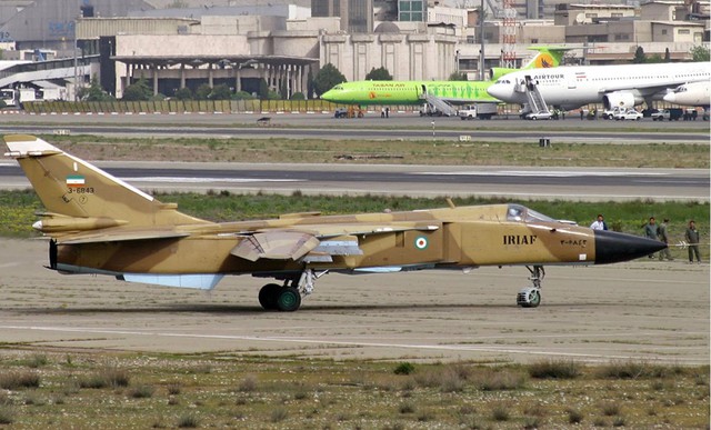 
Máy bay Su-24 của Không quân Iran với màu sơn ngụy trang sa mạc.
