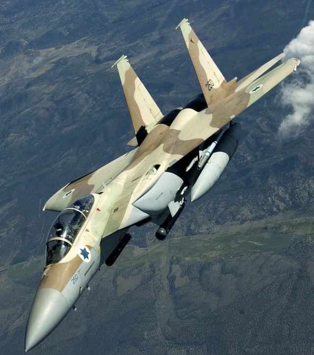 
Do có phần lớn địa hình dưới mặt đất là sa mạc, Không quân Israel chọn màu ngụy trang sa mạc cho các máy bay của mình để có thể dễ hòa mình vào môi trường khi ở dưới mặt đất. Điều này cũng tạo thuận lợi khi muốn che giấu máy bay trước khi xuất kích.
