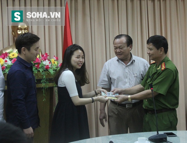 
Ông Lê Anh (áo trắng) trao trả tài sản cho vợ chồng du khách Hàn Quốc bị cướp giật.
