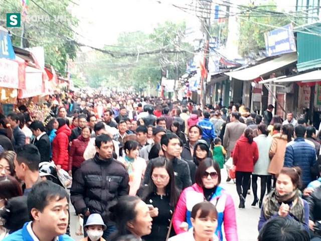 Con đường vào phủ, đông nghẹt người dân vào lễ.