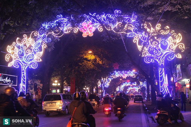 Trang trí tại khu vực đường Phan Đình Phùng vào buổi tối.