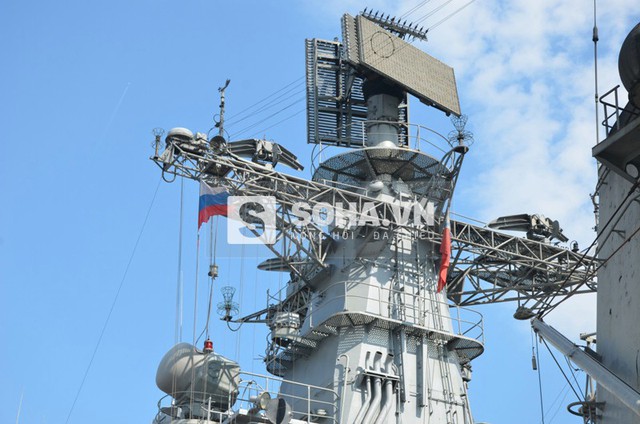 
Hệ thống radar chính của con tàu, trên đỉnh tháp là radar trinh sát 3 tham số (3D) MR-760 Top Plate.
